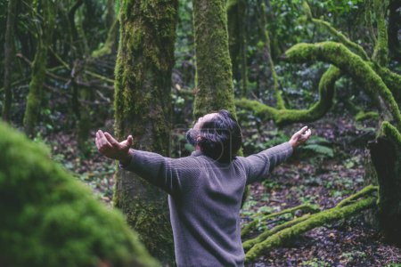 Foto de Hombre extendiendo los brazos en la naturaleza bosque verde para la felicidad y el bienestar condición de salud mental. Personas y actividades de ocio al aire libre. Disfrutando del planeta tierra y destino de viaje. Felicidad - Imagen libre de derechos