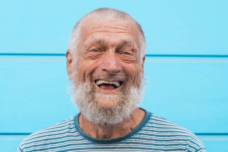 75 años de edad, hombre mayor se ríe mientras se divierte al aire libre.