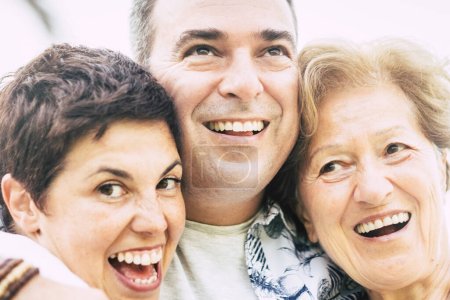 Foto de Retrato de familia feliz diferentes edades adultos y adultos caucásicos sonriendo y divirtiéndose juntos - alegre hombre y mujer en amistad y relación - Imagen libre de derechos