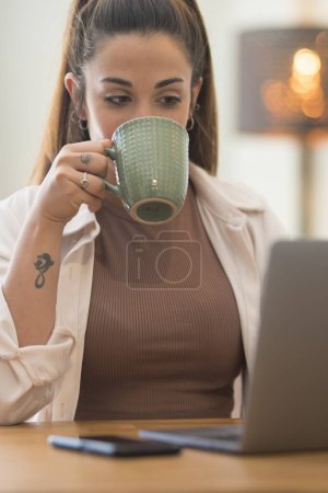 Téléchargez les photos : Portrait de la jeune femme caucasienne travaillant et tapant sur un clavier d'ordinateur portable - concept de travail de bureau et intelligent pour les entreprises professionnelles ou les entreprises employant des salariés - en image libre de droit