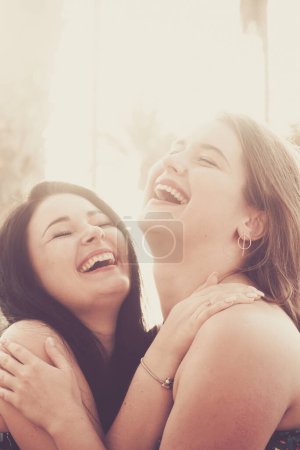 Foto de Alegre joven pareja de curvas hermosas chicas disfrutar y divertirse riendo mucho juntos en amistad o relación - Imagen libre de derechos