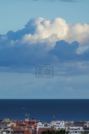 Téléchargez les photos : Beau fond bleu d'eau de mer et ligne d'horizon avec nuages blancs dans le ciel et maisons colorées sur la côte de la ville concept de tourisme de voyage et de la nature - en image libre de droit