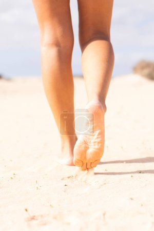 Téléchargez les photos : Gros plan de belles jambes de femme marchant sur le sable doux à la plage pendant les vacances d'été vacances libres concept de personnes touristiques profiter du mode de vie Voyage dans la nature - en image libre de droit