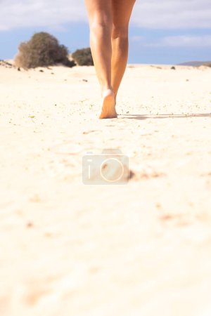 Téléchargez les photos : Gros plan de belles jambes de femme marchant sur le sable doux à la plage pendant les vacances d'été vacances libres concept de personnes touristiques profiter du mode de vie Voyage dans la nature - en image libre de droit