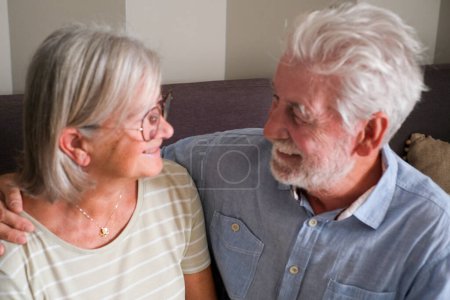 Reifes Paar in romantischer Indoor-Freizeitaktivität zu Hause verbindet und schaut einander mit Lächeln und Liebe an. Menschen Senioren Lebensstil. Ältere Männer und Frauen in Beziehung verheiratet.