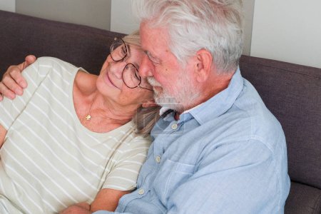 Reifes Paar zu Hause. Älterer Mann umarmt und pflegt alte Frau. Fürsorge. Zusammenleben älterer Lifestylemenschen in Freizeitaktivitäten in Innenräumen mit Entspannung und Beziehung. 