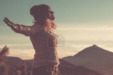 Foto de Feliz mujer libre de brazos abiertos y disfrutar de la hermosa puesta de sol increíble en la montaña - personas activas y la actividad de ocio al aire libre - excursionista mujer adulto y vista del paisaje en el fondo - Imagen libre de derechos