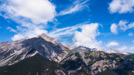 Téléchargez les photos : Pic de montagne vue paysage avec ciel bleu. Beauté de la nature à l'extérieur. Concept de randonnée endroit pittoresque. Italie Vue sur les Alpes. Nuages et vallée - en image libre de droit