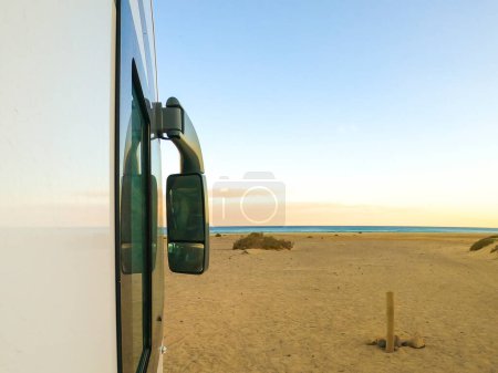Foto de Caravana autocaravana estacionada en un paisaje natural desértico en un día soleado - Imagen libre de derechos