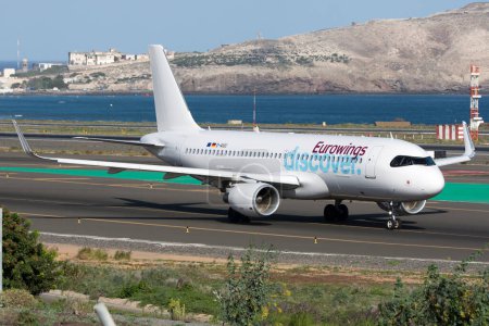 Téléchargez les photos : Gando, Gran Canaria, Espaa - November 21, 2022, Airbus A320-214 of Eurowings Discover - en image libre de droit