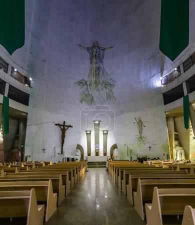 Téléchargez les photos : Cathédrale de Maringa, image intérieure, carte postale de la ville située dans la région nord du Parana, État dans la région sud du Brésil. - en image libre de droit