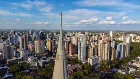 Téléchargez les photos : Cathédrale de Maringa, carte postale de la ville située dans la région nord de Paran, État dans la région sud du Brésil. - en image libre de droit
