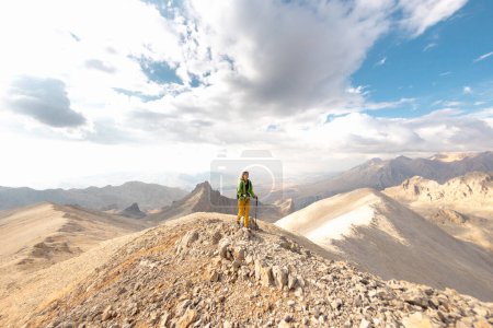 Foto de Senderismo en las montañas. Chica con una mochila en las montañas - Imagen libre de derechos
