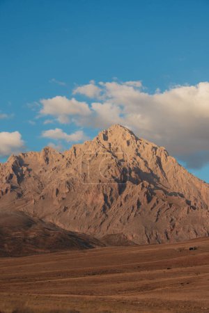 Foto de Parque Nacional Aladaglar. Paisaje nublado de montaña. Montañas glaciales, colinas. Viajes transmontañosos. Trekking Aladaghlar. Turquía - Imagen libre de derechos