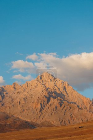 Foto de Parque Nacional Aladaglar. Paisaje nublado de montaña. Montañas glaciales, colinas. Viajes transmontañosos. Trekking Aladaghlar. Turquía - Imagen libre de derechos
