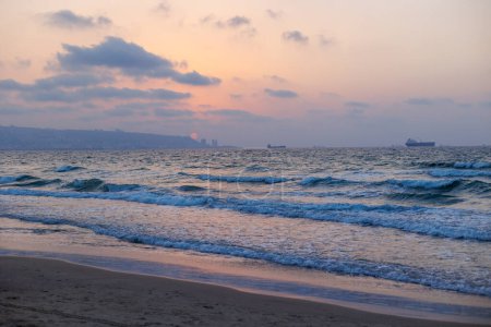 Foto de Puesta de sol en una hermosa playa. Playa de arena en Haifa, Israel. playa en Haifa. - Imagen libre de derechos