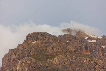 Foto de Hermoso paisaje colorido. Vista de la montaña y las nubes. Recreación activa en la naturaleza. - Imagen libre de derechos