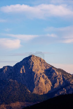 Foto de Hermoso paisaje colorido. Vista de la montaña y acantilados en Geyikbayiri, Turquía, que es un lugar famoso por la escalada en roca. Recreación activa y recreación al aire libre - Imagen libre de derechos