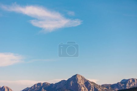 Foto de Hermoso paisaje colorido. Vista de la montaña y acantilados en Geyikbayiri, Turquía, que es un lugar famoso por la escalada en roca. Recreación activa y recreación al aire libre - Imagen libre de derechos