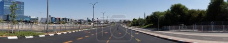 Téléchargez les photos : Rishon Lezion, Israël - 25 septembre 2023 : Vue panoramique d'une route vide de voitures avec des gens à vélo le long de l'autoroute pendant les vacances de Yom Kippour en Israël. - en image libre de droit
