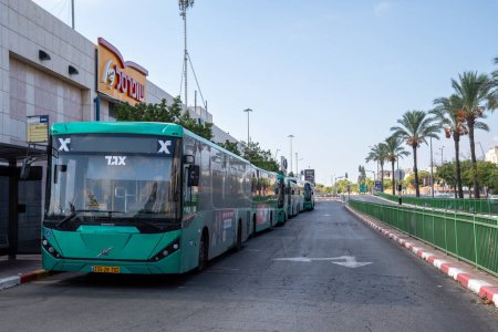 Téléchargez les photos : Rishon Lezion, Israël - 25 septembre 2023 : Autobus de la compagnie Egged garés à la gare routière de Rishon Lezion - en image libre de droit