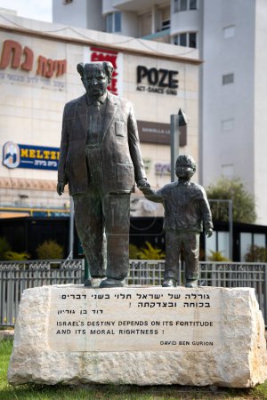 Foto de Rishon Lezion, Israel - 25 de septiembre de 2023: Monumento a David Ben-Gurion Político y estadista israelí en Rishon Lezion. El político es representado caminando de la mano con un niño - Imagen libre de derechos