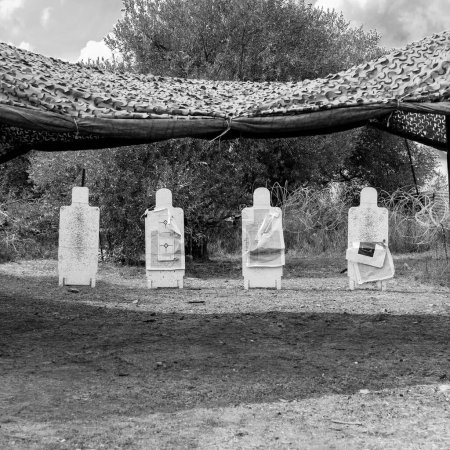 Téléchargez les photos : Champ de tir militaire avec des cibles et un abri à l'extérieur en Israël. Photo noir et blanc. - en image libre de droit