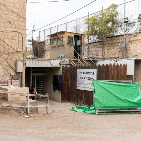 Foto de Hebrón, Cisjordania Israel-03 de octubre de 2023: puesto de control en Hebrón que separa las partes judía y palestina de la antigua ciudad - Imagen libre de derechos