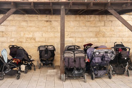 Téléchargez les photos : Parking pour poussettes sous un auvent à Jérusalem, Israël - en image libre de droit