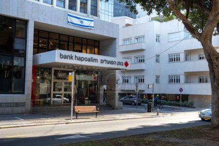 Foto de Tel Aviv, Israel - 15 de marzo de 2024. Banco Hapoalim entrada de la oficina en el bulevar Rothschild en Tel Aviv - Imagen libre de derechos