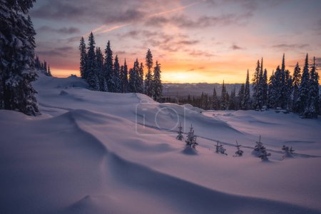 Foto de Amazing colors in this frozen location in Canada - Imagen libre de derechos