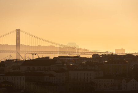 Foto de Golden light over Lisbon with the famous bridge silouette - Imagen libre de derechos