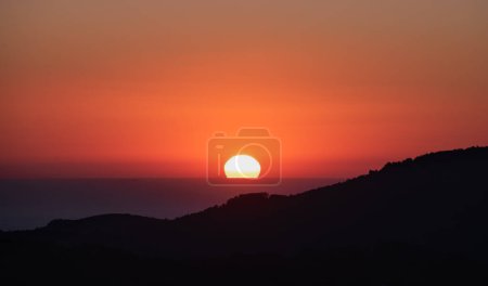 Foto de Clear sunset over the ocean in Portugal. - Imagen libre de derechos
