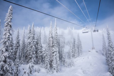 Foto de Hermosa vista desde el telesilla en la estación de esquí Big White BC - Imagen libre de derechos