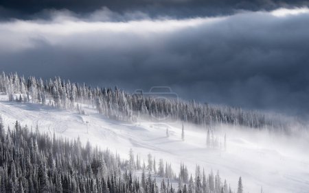 Foto de Dramáticas nubes oscuras en una cresta nevada. Esquí de día frío - Imagen libre de derechos