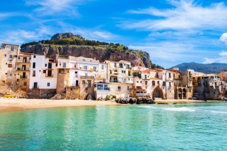 Cefalu, mittelalterliche Stadt auf der Insel Sizilien, Italien. Dorf am Meer mit Strand und klarem türkisfarbenem Wasser des Tyrrhenischen Meeres, umgeben von Bergen. Beliebte Touristenattraktion in der Provinz Palermo.