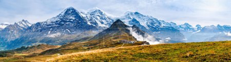 Téléchargez les photos : Panorama automnal de la vallée de Grindelwald et des Alpes suisses. Chaîne de montagnes des sommets Eiger, Monch, Jungfraujoch et Jungfrau de Mannlichen près de Wengen et Lauterbrunnen, Suisse. - en image libre de droit