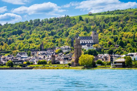 Blick über Oberwesel am Rhein im Rheintal. Oberwesel: Mittelalterliche Türme und Martinskirche vom Fluss aus gesehen in Rheinland-Pfalz.