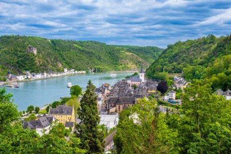 Blick über die Städte Sankt Goar und Sankt Goarshausen am Rheinufer in Rheinland-Pfalz. Rheintal ist beliebtes Touristenziel für romantische Flusskreuzfahrt und Kurzurlaub.