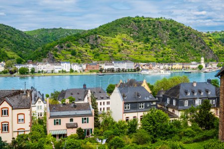 Blick über die Städte Sankt Goar und Sankt Goarshausen am Rheinufer in Rheinland-Pfalz. Rheintal ist beliebtes Touristenziel für romantische Flusskreuzfahrt und Kurzurlaub.