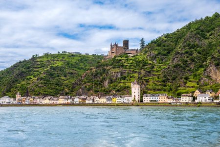 Blick auf die Stadt Sankt Goarshausen und die Burg Katz am Rheinufer in Rheinland-Pfalz. Rheintal ist beliebtes Touristenziel für romantische Flusskreuzfahrt und Kurzurlaub.