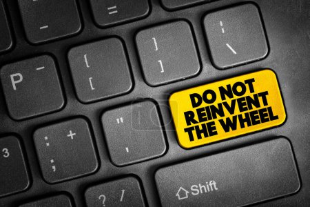 Téléchargez les photos : Do Not Reinvent The Wheel text button on keyboard, concept background - en image libre de droit