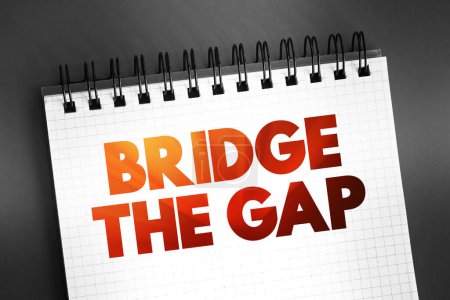 Foto de Bridge The Gap: conecte dos cosas o para hacer la diferencia entre ellas más pequeñas, texto en el fondo del concepto de bloc de notas - Imagen libre de derechos