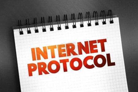 Foto de Protocolo de Internet: protocolo de comunicaciones de capa de red en el conjunto de protocolos de Internet para transmitir datagramas a través de los límites de la red, concepto de texto en el bloc de notas - Imagen libre de derechos