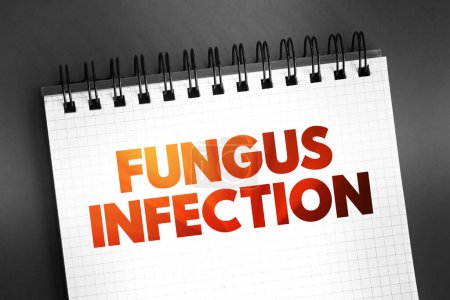 Téléchargez les photos : Infection fongique - mycose, est une maladie de la peau causée par un champignon, texte sur bloc-notes, fond de concept - en image libre de droit