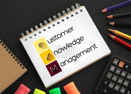 CKM - Customer Knowledge Management Akronym auf Notizblock, Hintergrund des Geschäftskonzepts