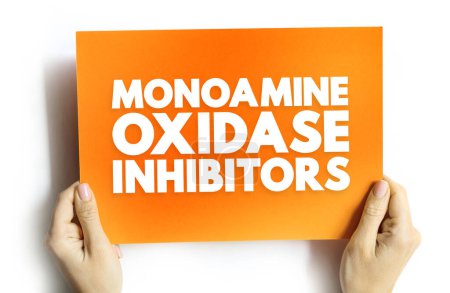 Foto de Inhibidores de la monoaminooxidasa: clase de medicamentos que inhiben la actividad de una o ambas enzimas monoaminooxidasa, concepto de texto en la tarjeta - Imagen libre de derechos