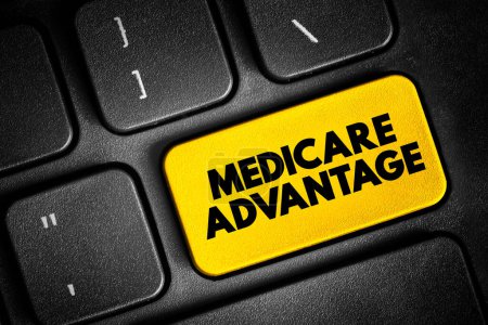 Medicare Advantage - tipo de plan de seguro médico que proporciona beneficios de Medicare a través de una aseguradora de salud del sector privado, botón de concepto de texto en el teclado