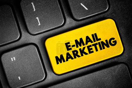 E-Mail Marketing - Senden einer kommerziellen Nachricht an eine Gruppe von Menschen mittels E-Mail, Textkonzept-Taste auf der Tastatur