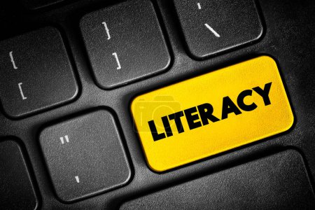 Foto de La alfabetización es la capacidad de leer, escribir, hablar y escuchar, botón de texto en el teclado, fondo conceptual - Imagen libre de derechos